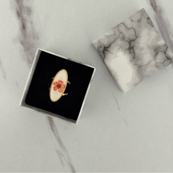 Elegant Retro Gold and White Floral Vintage inspired Women’s Y2K Adjustable Ring - Picture 1 of 4